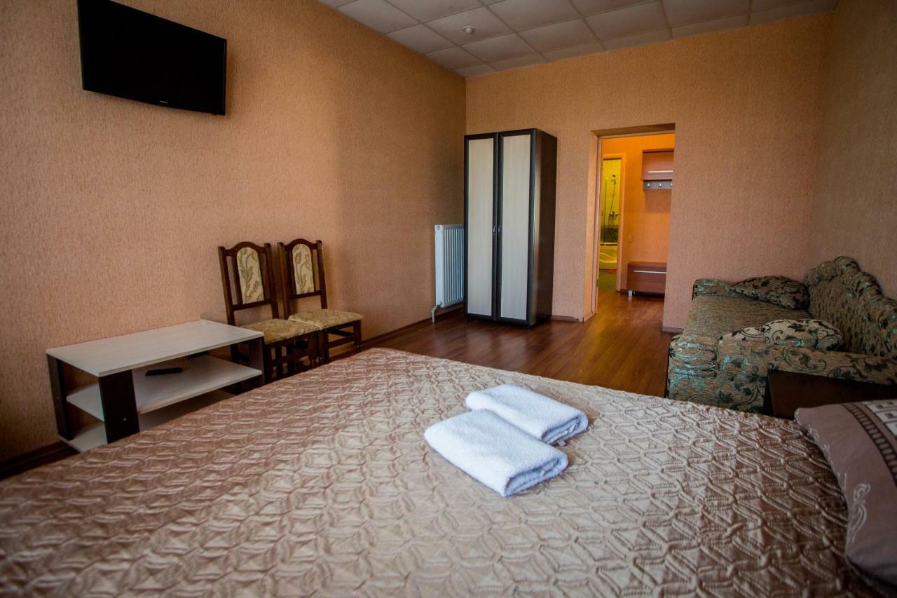 Art Hotel Izmail Buitenkant foto